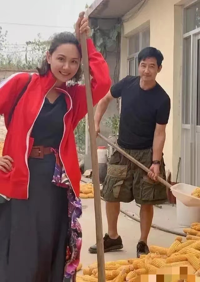 这俩竟然是明星夫妻！认出来了吗？
老婆美艳，老公帅气，两人同框，甜蜜爆表，简直就