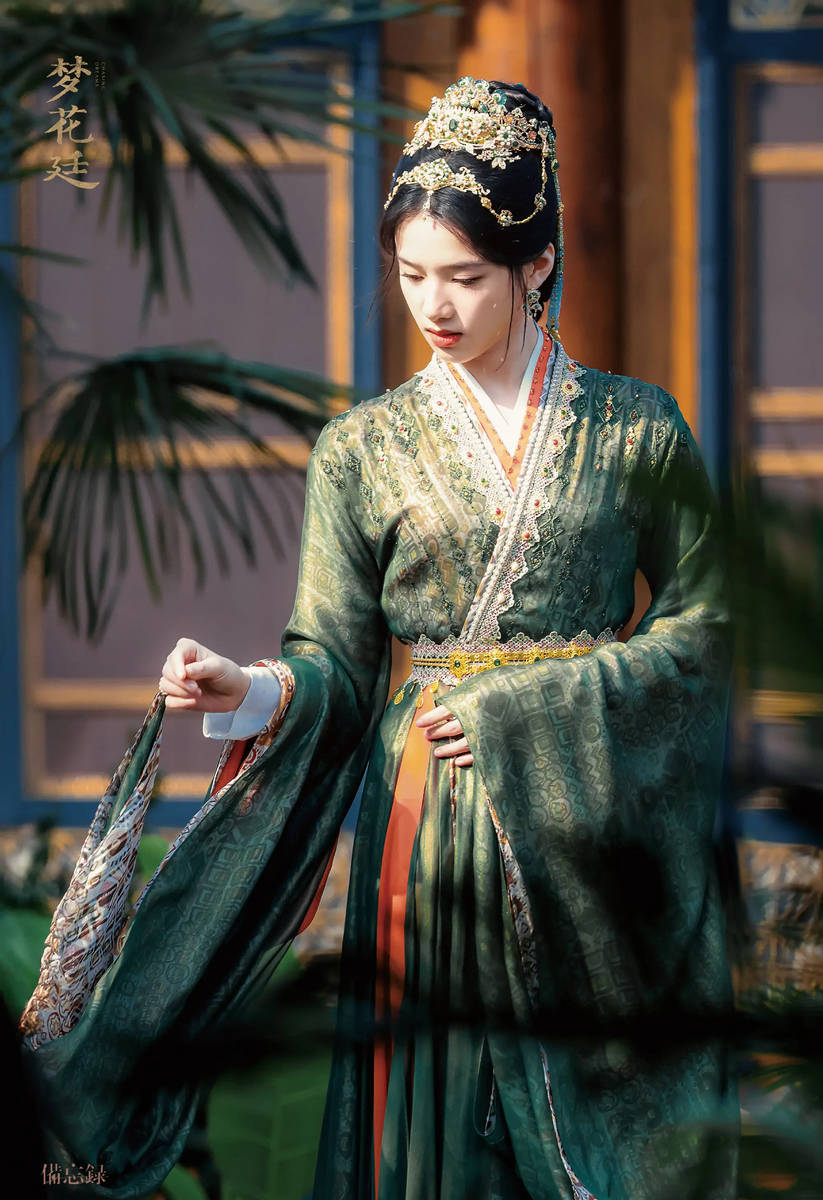 ✨ 张婧仪在新剧《梦花廷》的路透照中，身穿优雅的绿色长衣，宛如画中仙子，笑容灿烂