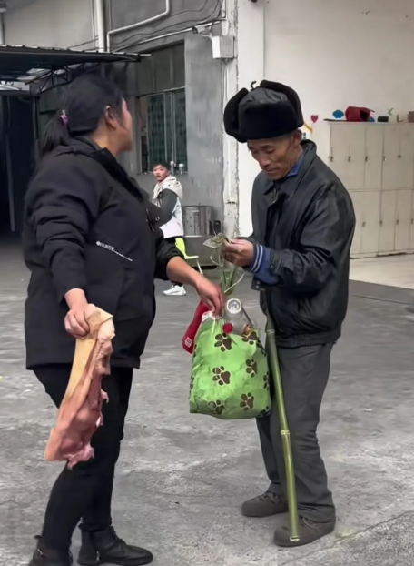 寒风中，一位老人挑着一些用竹丫扎成的扫把沿街叫卖，陌生女子一个举动，让人瞬间感动