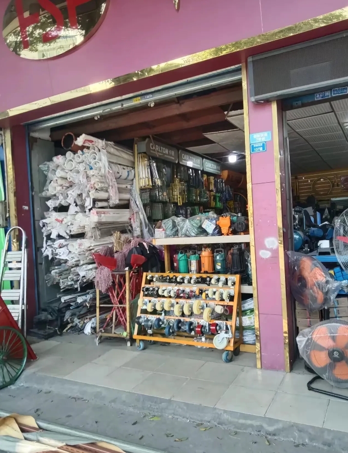 发现没有，街边那种五金店，面积不大，但是里边东西非常全
