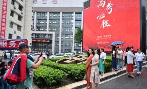 高考第一天，考场门口有父母和家人们期盼的眼神，也有师弟师妹们祝福的目光。 ​