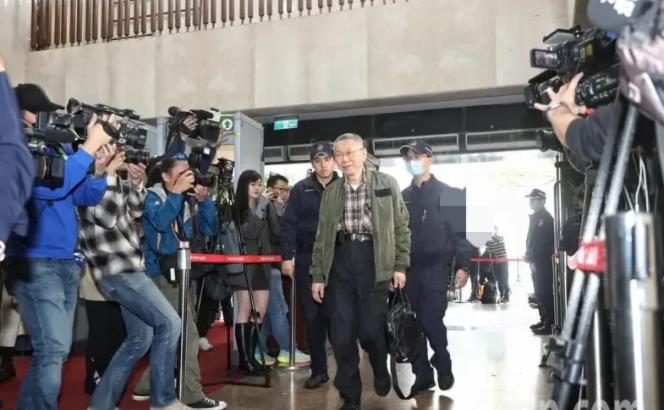 18点再度开羁押庭   柯文哲换装后抵北院面露微笑

台高院昨撤销柯文哲交保裁定