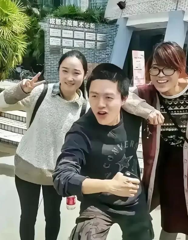 饺子导演大获成功，接下来他应该做这3件事：
1、给老婆买个别墅：现在条件好了，回