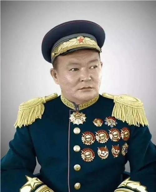 这个在胸前挂满勋章的人，其实是中华民族的罪人，为了让外蒙古独立，他不惜与外人联手