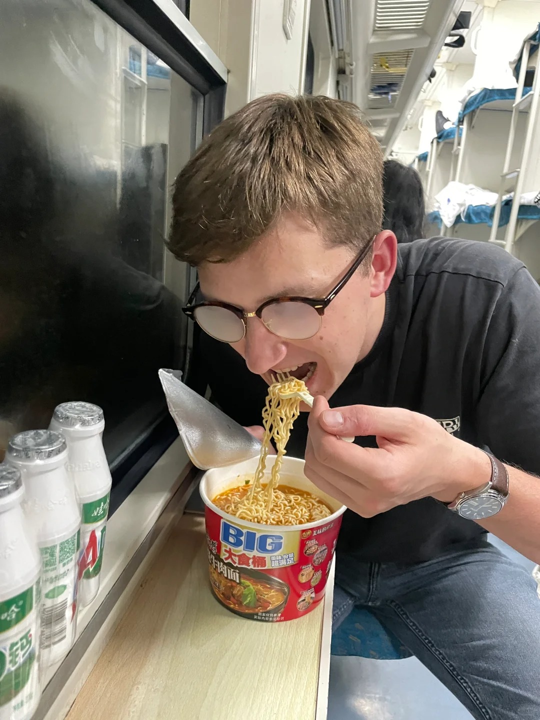 我在卧铺火车上的传统晚饭🍜
为了做和全人一样，我的太太给我买了一碗方便面在吃在