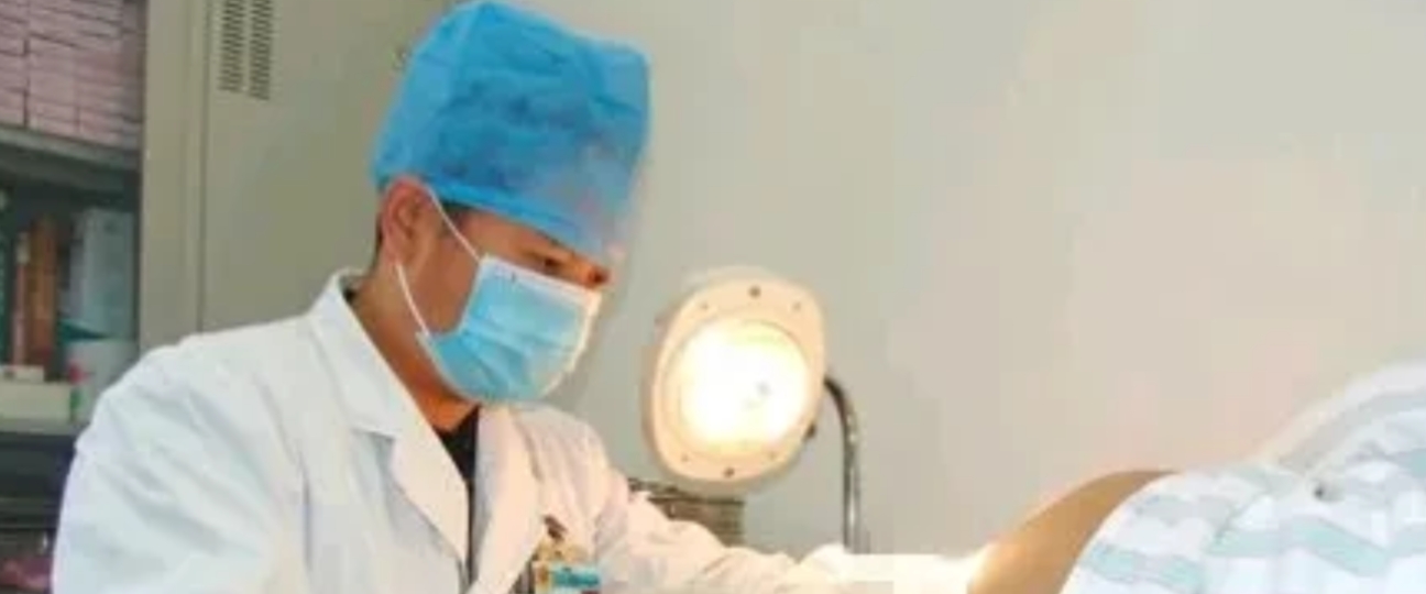 “医院该不该担责？”江苏一女子因痔疮就诊时，医生在检查过程中强行侵犯她。女子报警