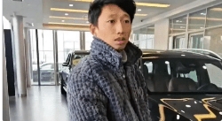 人不可貌相！安徽，一女子跟着丈夫去4S店买车，但是因为丈夫穿着一身睡衣，到店后根