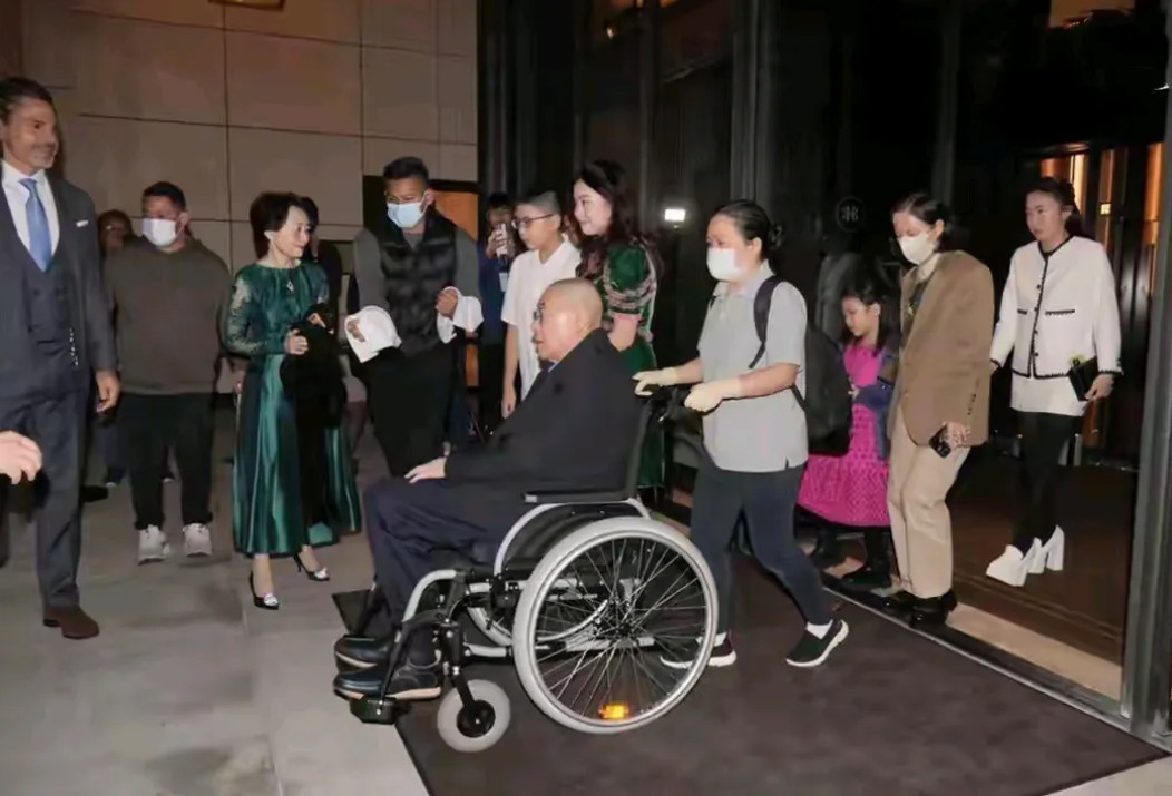 刘銮雄做人还是那么讲究，现在依赖保姆给自己推轮椅车，依然要求保姆戴手套。很多人都