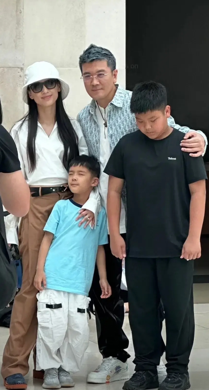 杨子长得也还可以，黄圣依又是超级大美女，肤白貌美，气质佳，按理说儿子应该都是大帅