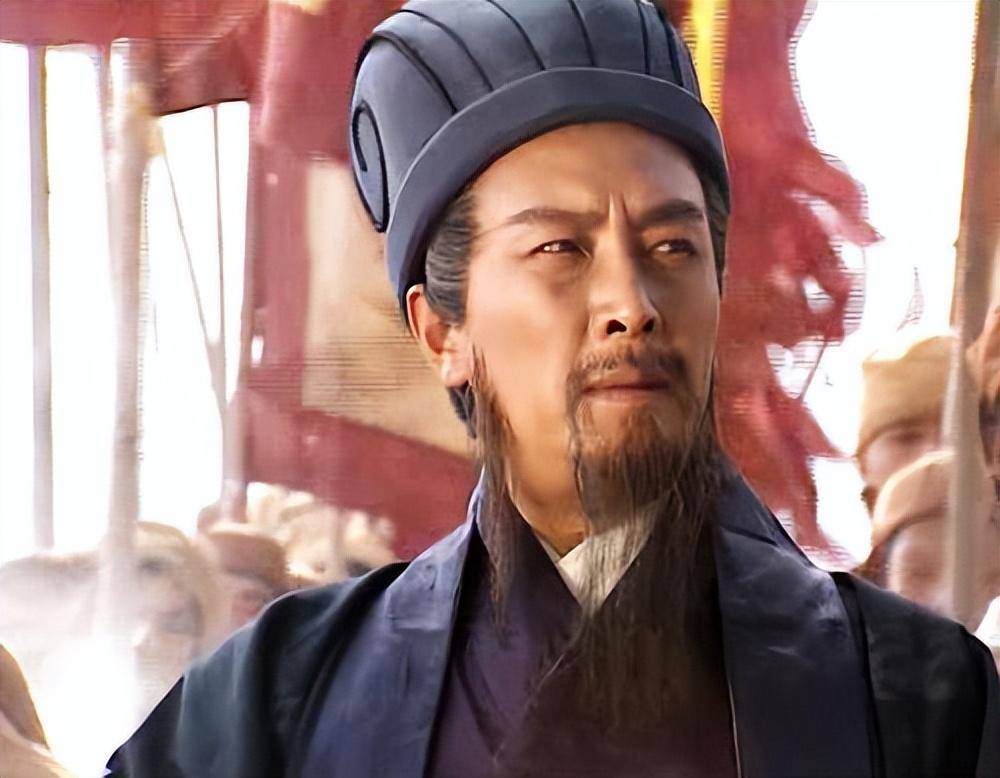 1994年盛夏，《三国演义》拍摄片场，汗流浃背的魏宗万看着坐在椅子上的唐国强，生