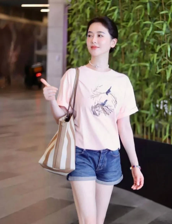 46岁左小青保养得真不错，水水嫩嫩的还像18岁少女