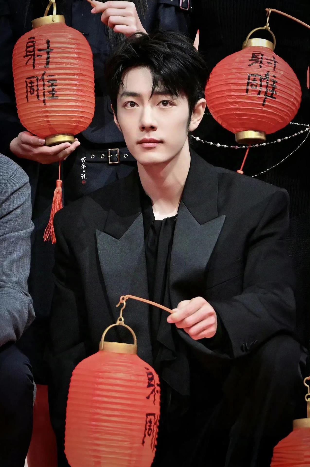 #热议！《射雕》活动，肖战这一“拦”一“蹲”# 电影《射雕英雄传侠之大者》的宣传