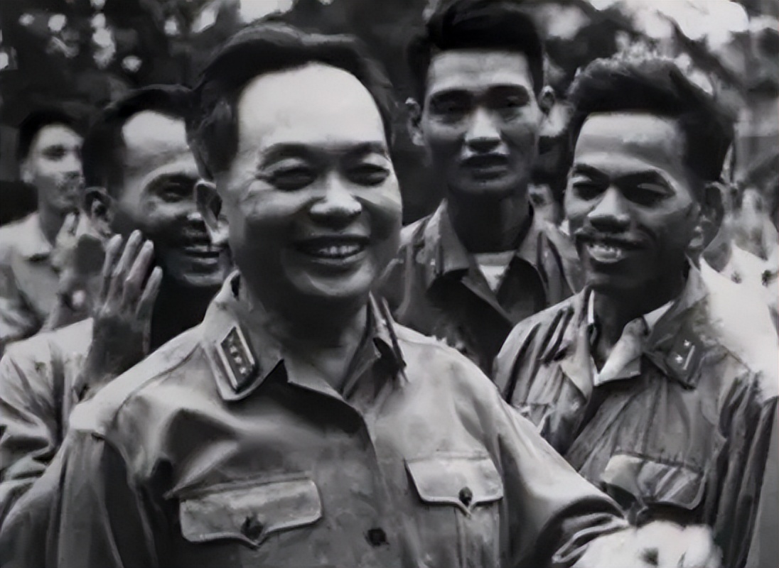 1977年，越南大将文进勇带领40万大军入侵柬埔寨，两年后更是嚣张地扬言要打到中