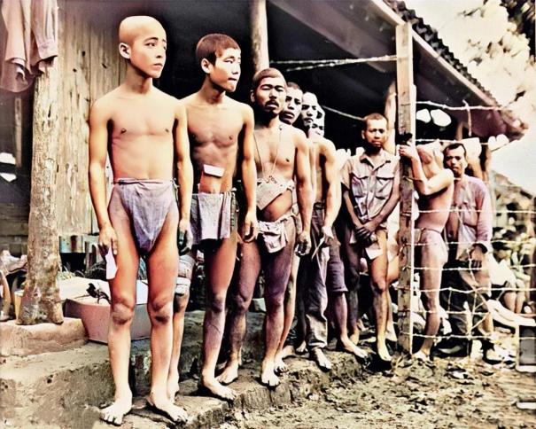 这是一群被美军俘虏的日本战俘，冲绳之后犹如“丧家之犬”