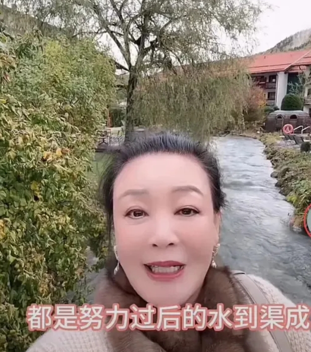 最近，总能在直播间刷到一个熟悉又特别的身影——70岁的张兰。

你看她身披华服，
