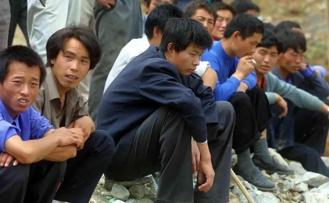 农村的光棍太可怕了！

上周末回老家了解到，我们1000人左右的村子里，足足有7
