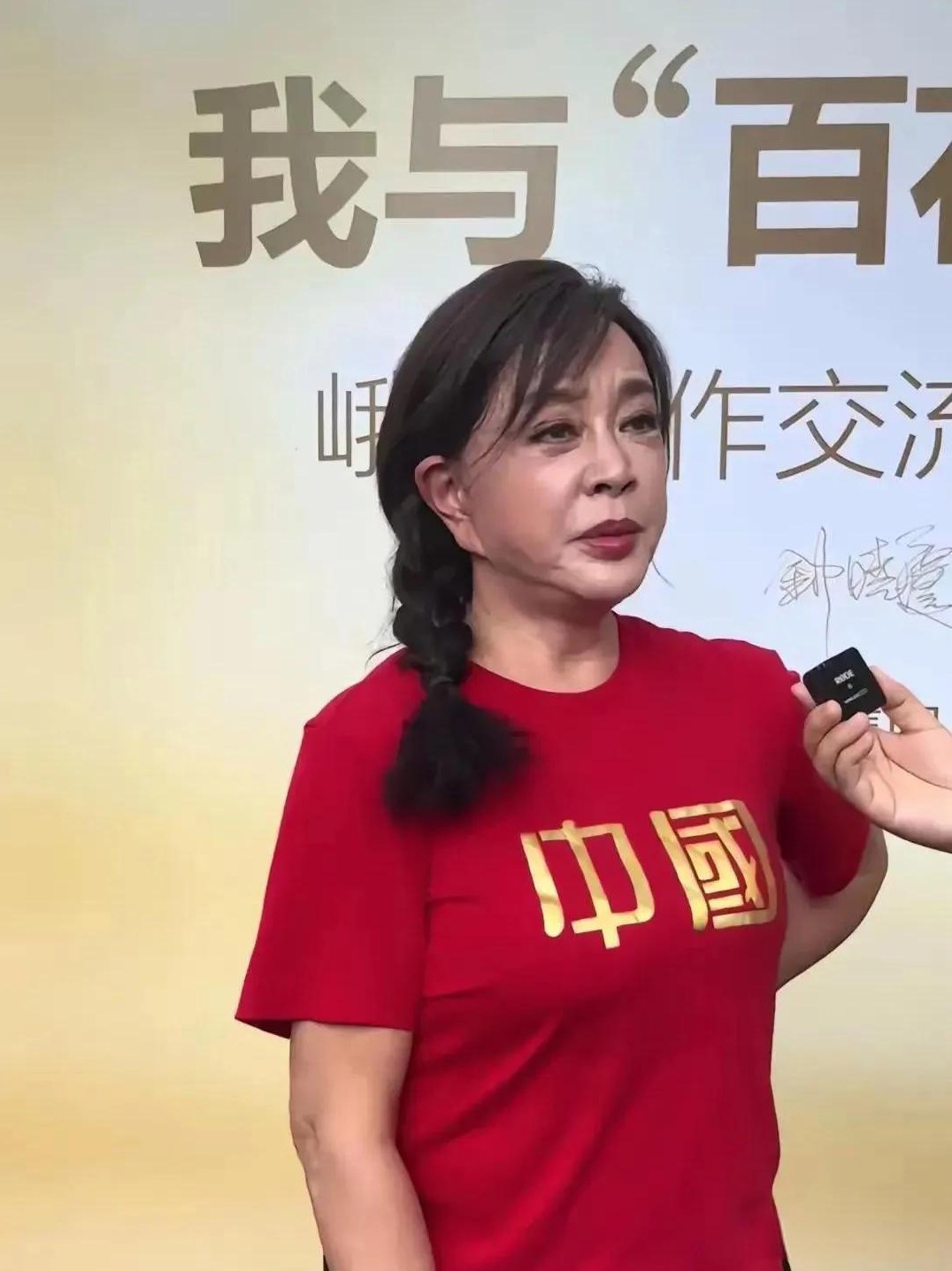 刘晓庆的年龄，简直是个未解之谜！一会儿说她74，一会儿又冒出个1950年，她自己
