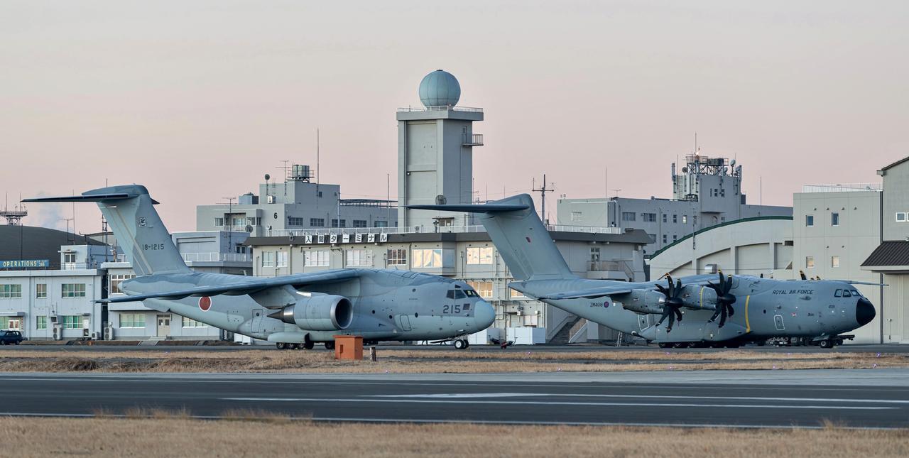 日本和欧洲的主力运输机同框，川崎重工 C-2 VS. 空客 A400M。
C-2