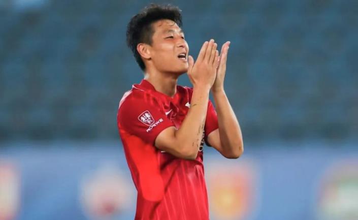 中超最后一轮比赛结束，预计上海海港会打破以下5个中超纪录：
 
1、单赛季最高积