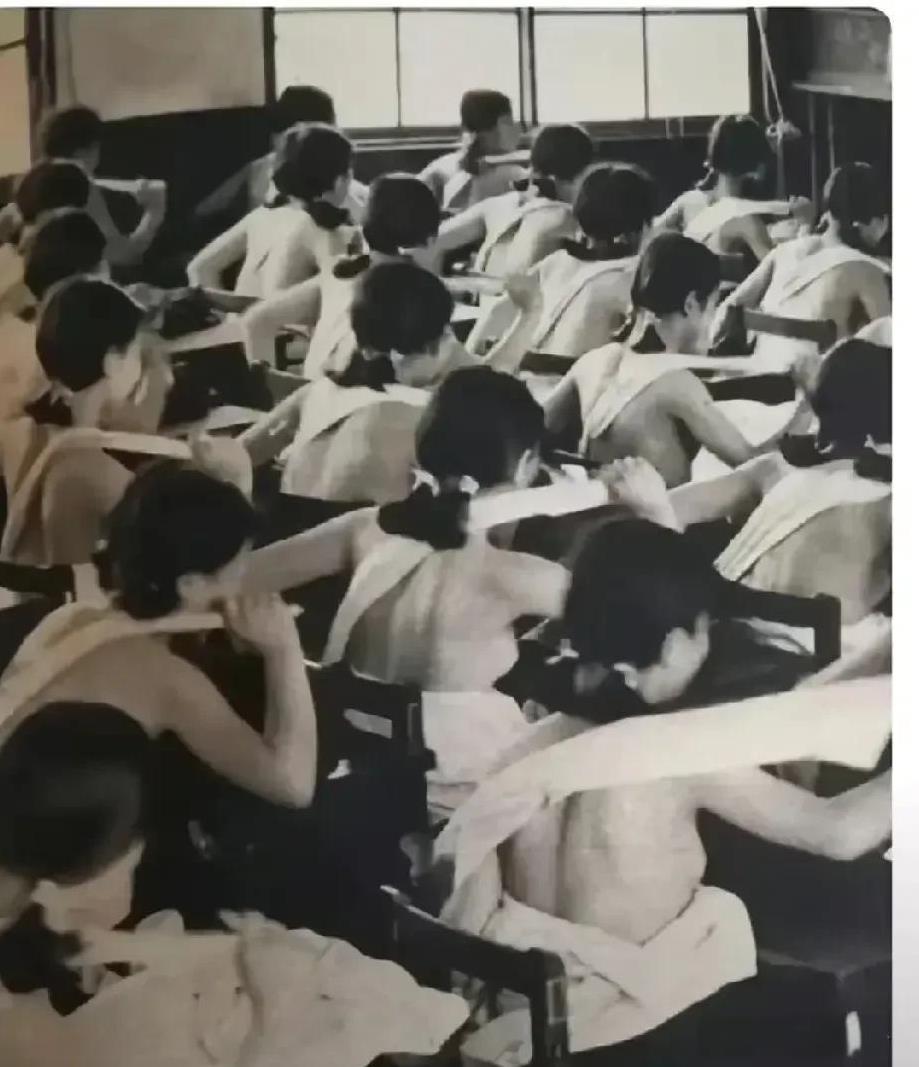 这两张照片拍摄于上世纪30年代，地点是日本的一座女子高中学校，女孩们正在接受军国