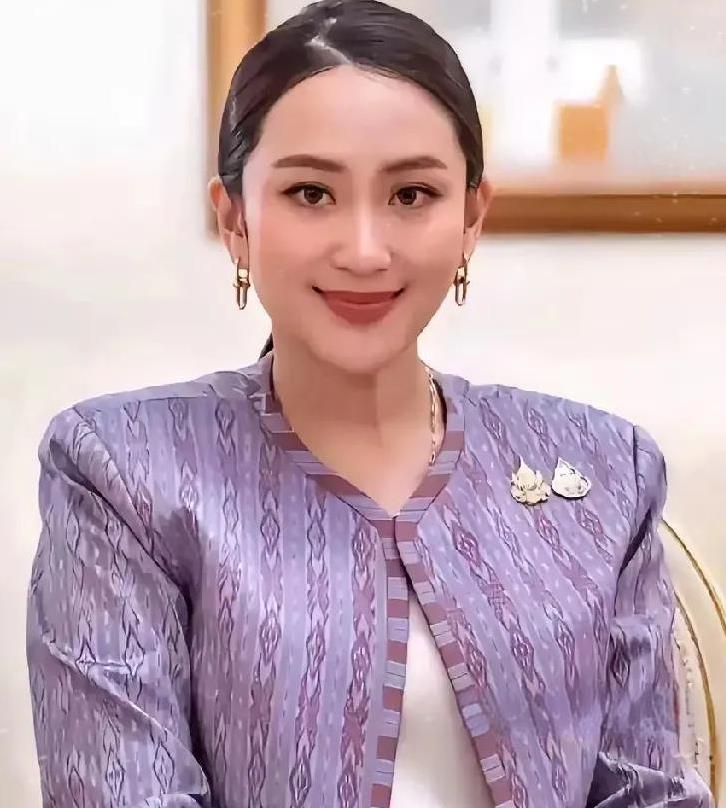 泰国总理佩通坦这次来访给我留下了深刻的印象，主要有三点。一是她非常重视这次来访的