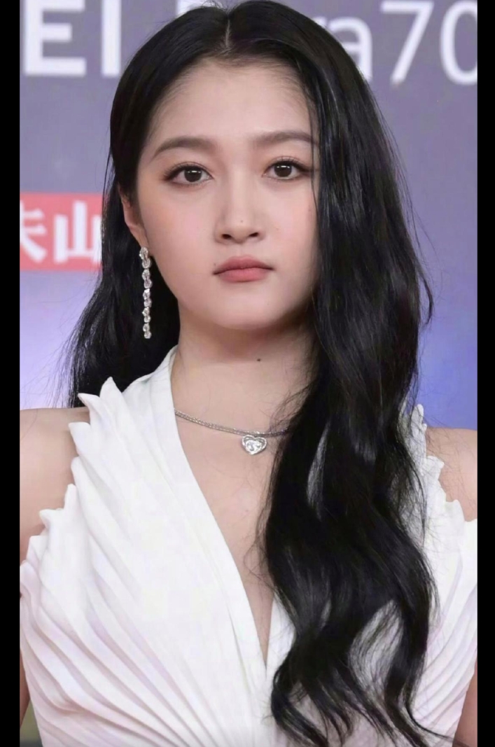关晓彤就不能去去杂乱无章的胎毛吗 ?
