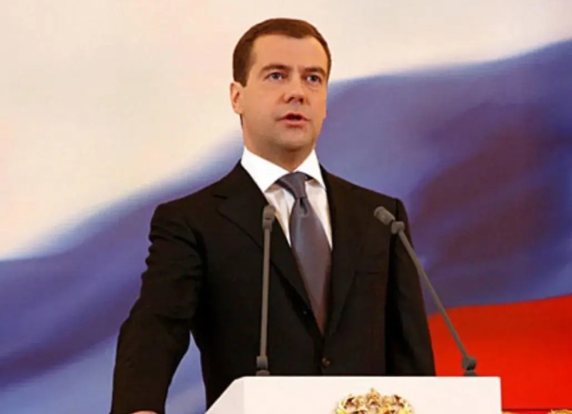 梅德韦杰夫的任命，已经显示，他的政治大戏，似乎要结束了。曾经风光无限的总统、总理