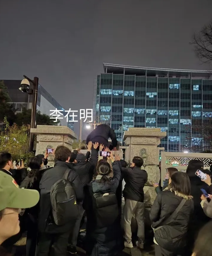 李在明又绝食又翻墙进国会！他还自己开直播，60多岁了还这么热血！他之前可是闹绝食