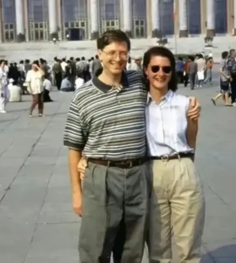 1995年的比尔盖茨，那可是妥妥的“世界首富”啊，919亿元的资产，放眼望去，那
