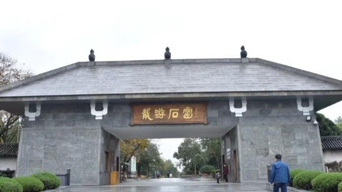 我国一小县城水塘被抽干后，发现世界第九大奇迹