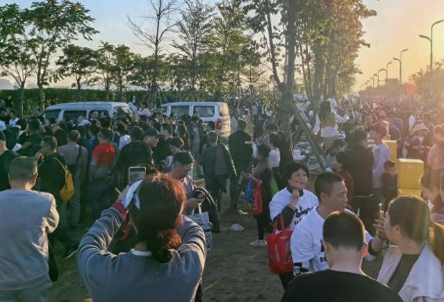 刀郎是了不起的歌唱家，这么大的雨场面，场场爆满，场内场外人山人海，试问这样的场景