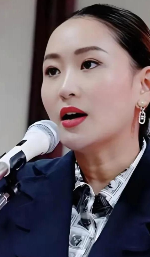 泰国美女总理佩通坦的6点立场：

1. 明确支持同性恋、双性恋等，因为有可能她就