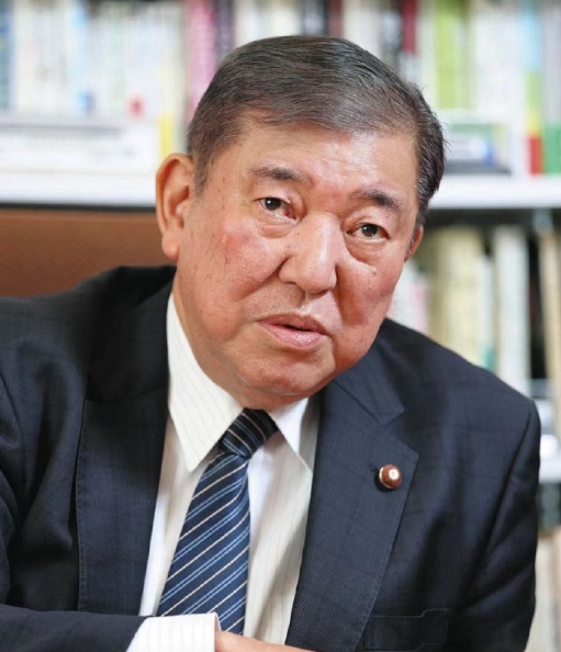 石破茂当选新一任日本首相，高市早苗和小泉都落选。
走着看吧，石破茂是个在日本自民