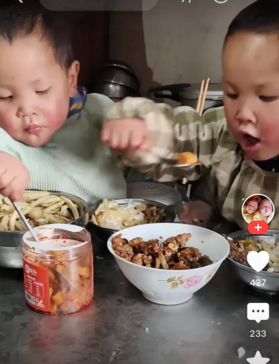 低层次的父母，孩子也跟着遭罪。

最近总刷到这个农村丑妈的视频，家里穷，还生了四