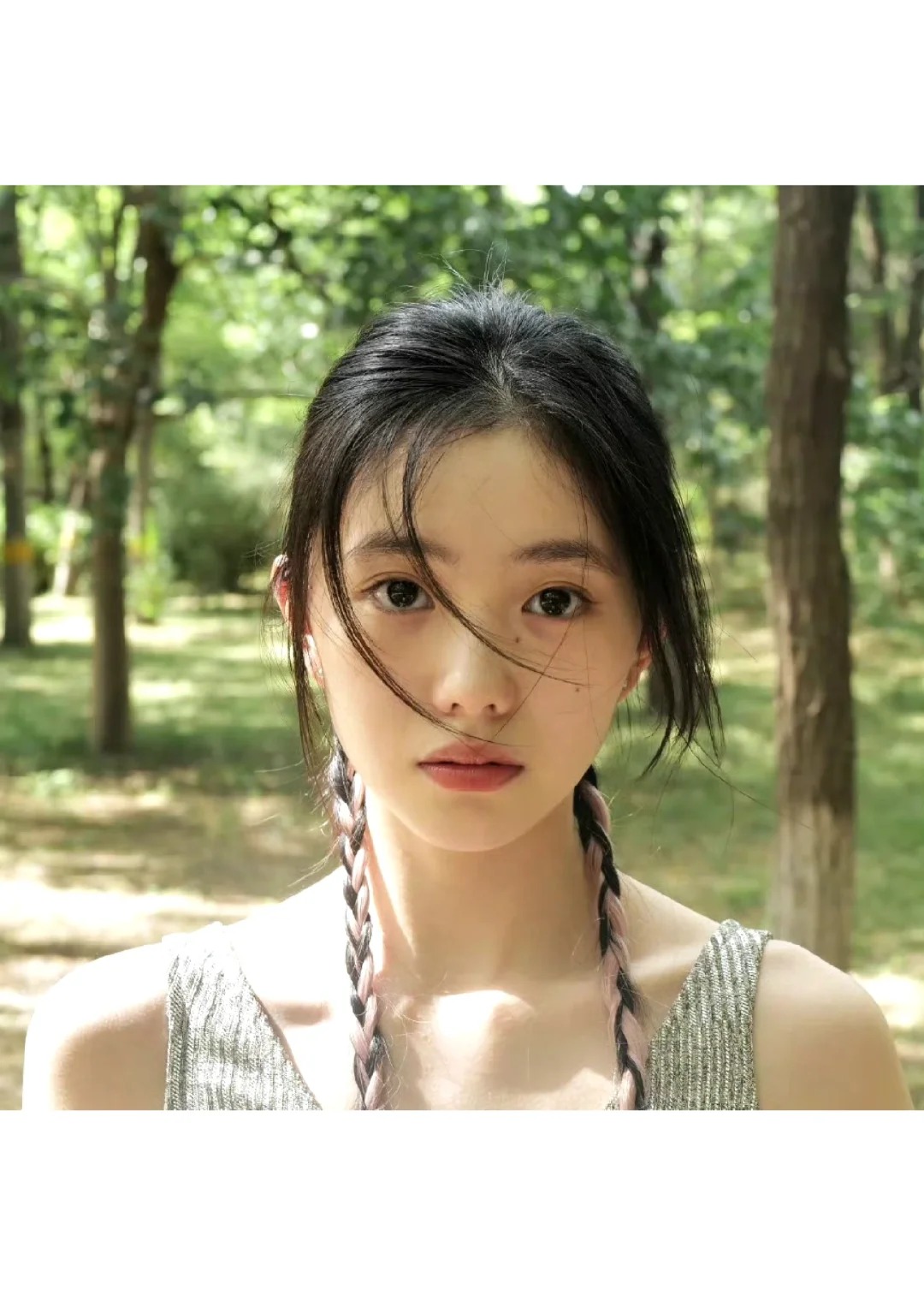 为啥她的眼睛长这样
刚看到刘浩存新电影的海报。

她的眼睛好像一直都是这样，仿佛