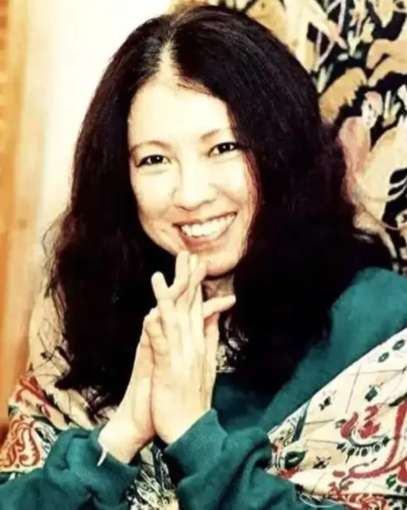 1991年1月，台湾著名女作家三毛，竟然在台北一家医院中自杀身亡，关于三毛的死，