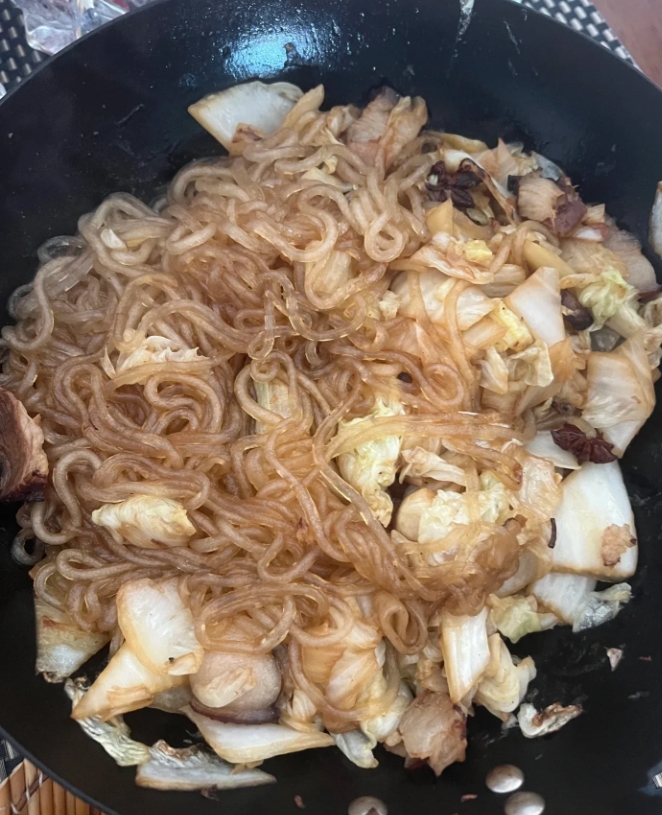 大家都来看看，这是我婆婆做的饭。
远嫁河北，今天我妈第一次来我这里。中午，婆婆招
