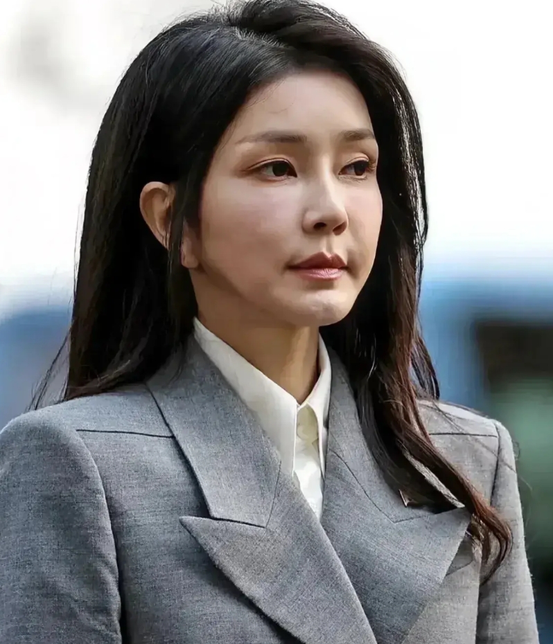 金建希躲过一劫，但不得不承认6个残忍的真相：

1. 金建希身上硅胶太多了，她今