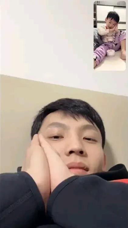 杨bb与徐杰视频通话！
昨晚，在博罗园洲家中的杨bb与远在北京的徐杰视频通话，俩