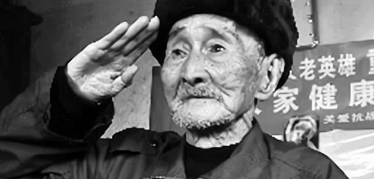 2013年，郑州一场寿宴上，91岁的老农朱柯信本该和家人共享天伦，却因酒后提及往