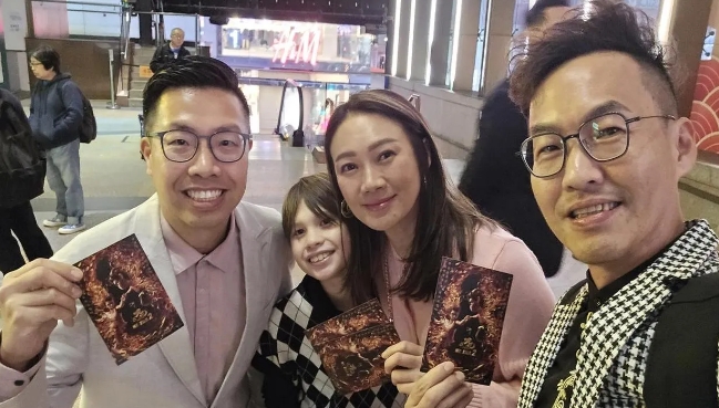 哪吒炸香港！


 局长都来捧场！这排面！香港首映礼，铜锣湾人山人海！我运气好，