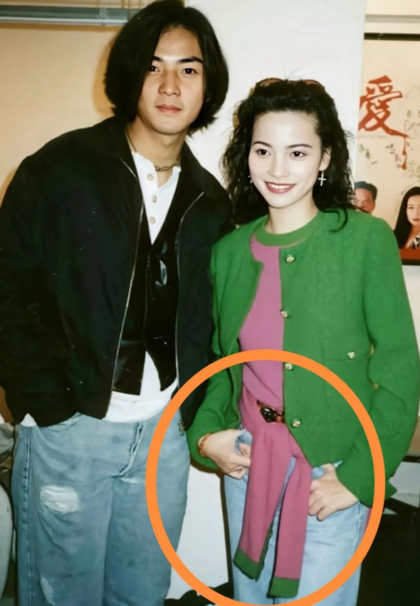 以前香港女星穿衣真的非常潮，吴京当年绯闻女友樊亦敏身上这件衣服，换现在来看还是很