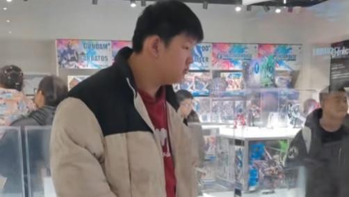 身高197的13岁男孩陪妈妈逛街要买玩具，妈妈不买，男孩哭闹不走