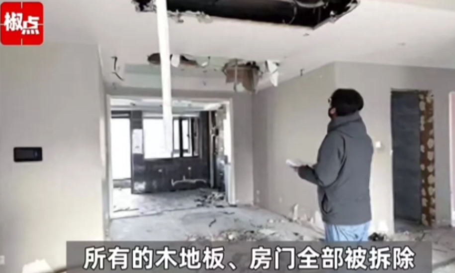 吵翻了！2018年，租客租毛胚房，25年1月退租后，将空调和地板全拆走，房东崩溃