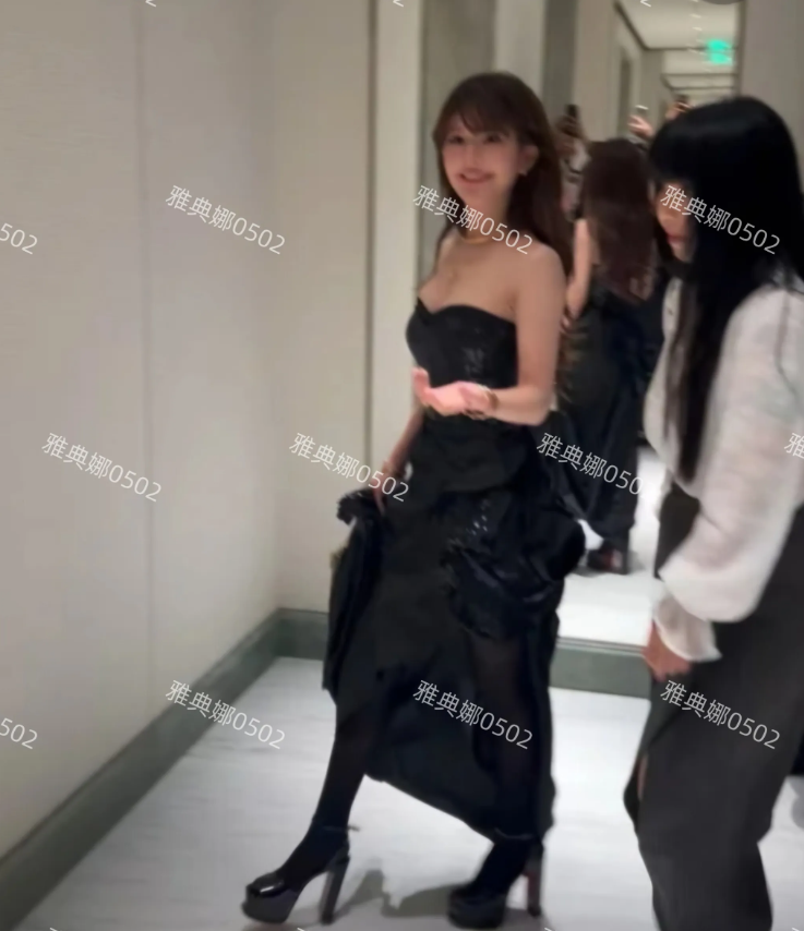 赵露思就是明星届的冯提莫，本人太矮了，穿着驴蹄恨天高走路跌跌撞撞的显得头重脚轻，