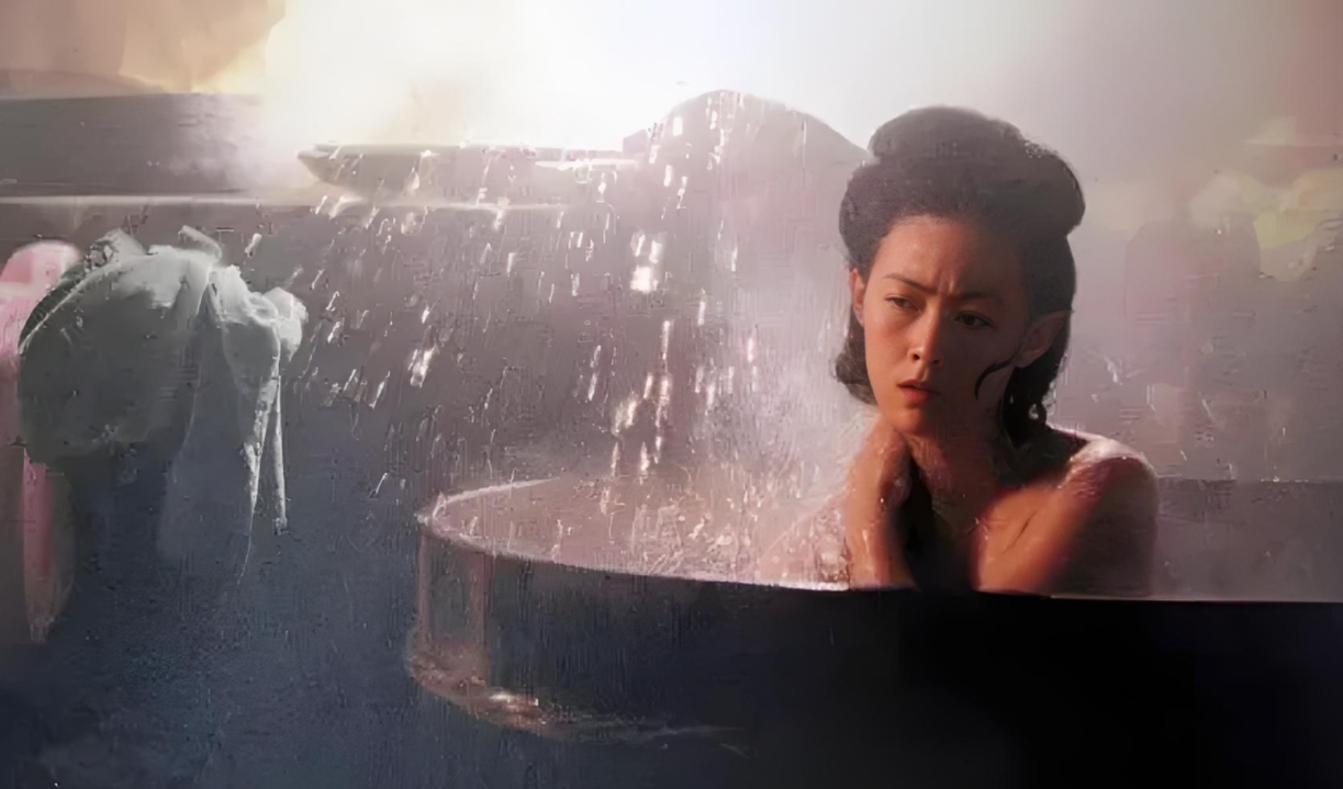 看《水浒传》的时候，为什么每次武大郎出门卖炊饼，潘金莲都会自己在屋子里面洗澡。