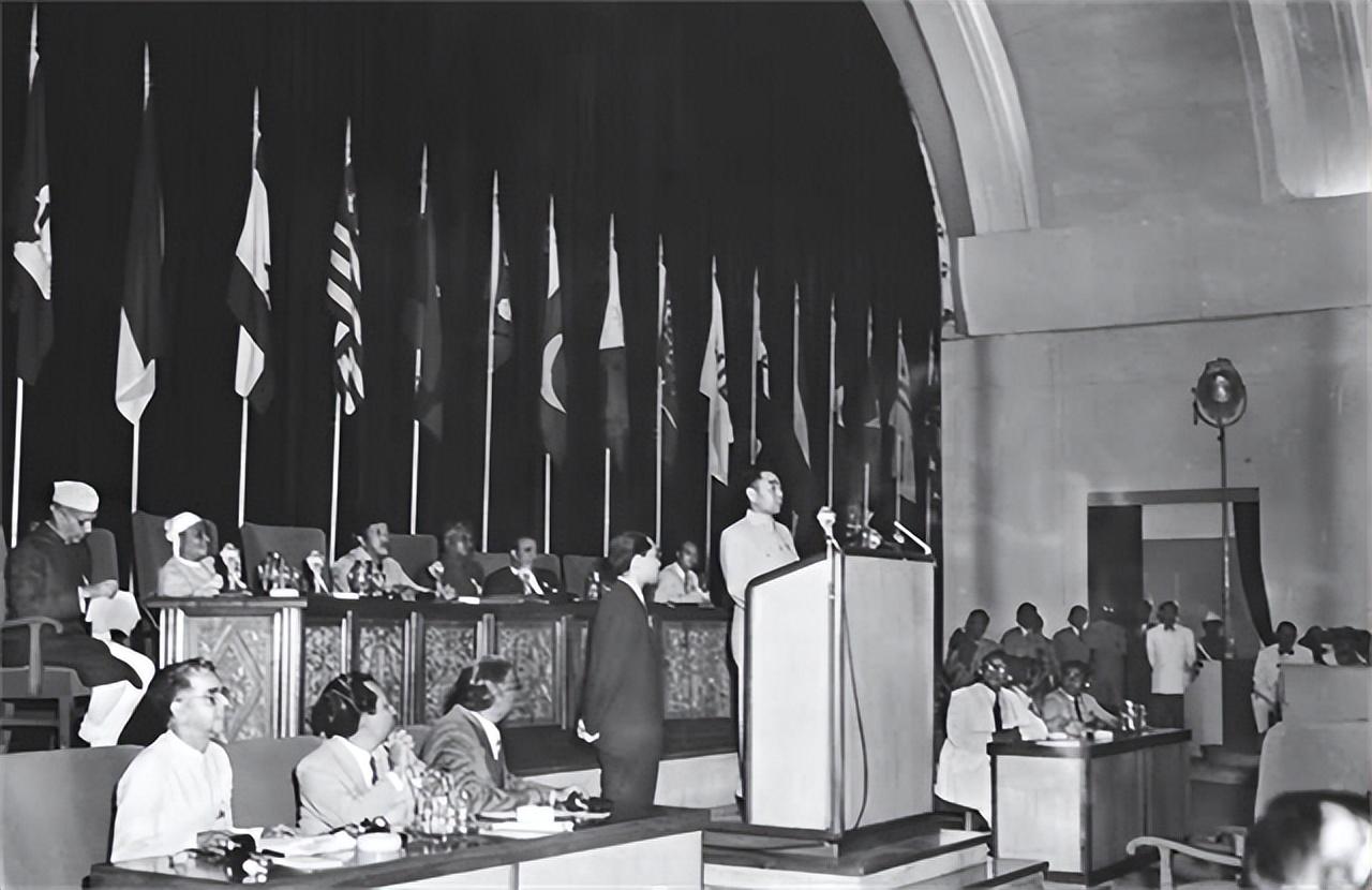 周恩来率代表团出席万隆会议