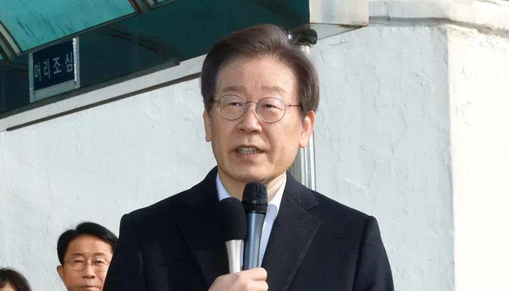 当地时间11日，韩国前总统文在寅在社交媒体上发文表示，“弹劾是现阶段无法避免的出