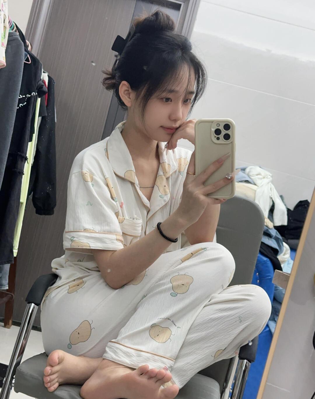 今日份的懒惰，躺在床上也要自拍，生活的小确幸就是如此简单～