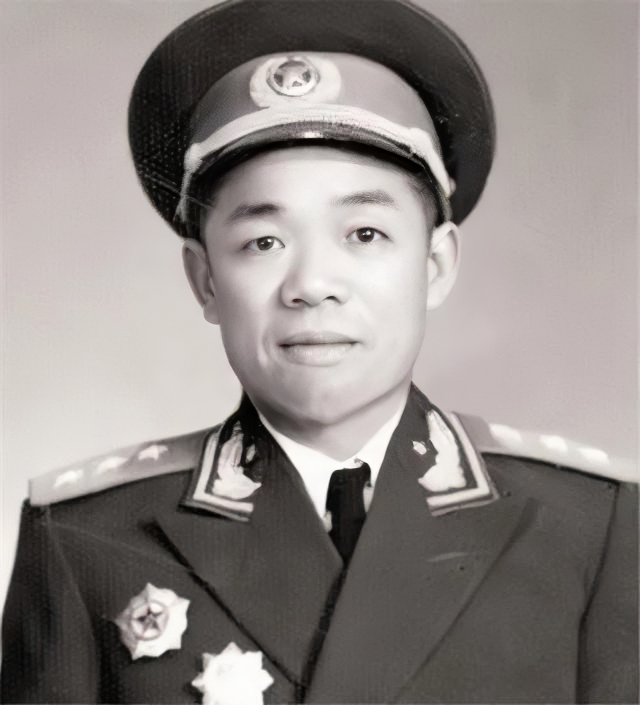 有一天夜里，洪学智和韩先楚两位副司令员，正在一个防空洞扣点着蜡烛下象棋等电报，他
